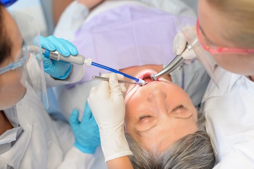 Помощь врача стоматолога на дому — необходимая услуга для немобильных инвалидов