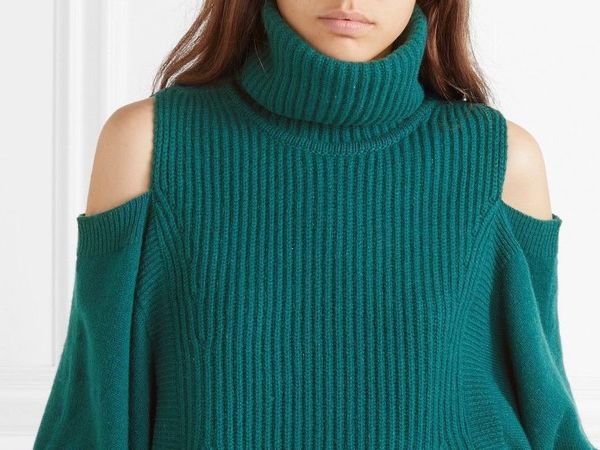 Вырезы на вязанных свитерах — модный тренд 2019